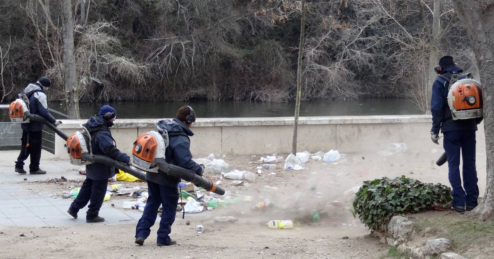 Restos del botellón del lunes de carnaval en Las Moreras