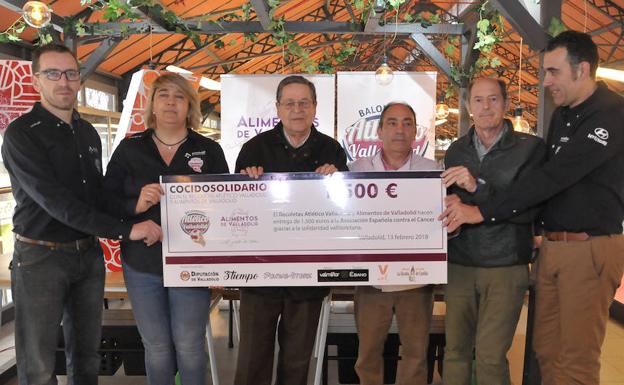 Fernando, Ana Solana, Francisco Arroyo, Felipe González, Luis Mariano Minguela y David Pisonero, con el cheque de 1.500 euros. 