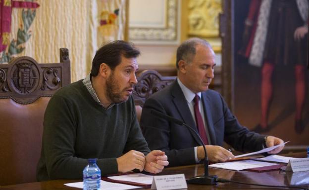Óscar Puente y Antonio Gato, durante el balance del Plan de Empleo 2017 