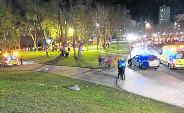 Policía y ambulancias en las Moreras, donde fueron atendidos varios jóvenes.
