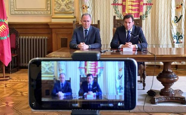Antonio Gato y Óscar Puente, en una rueda de prensa. 