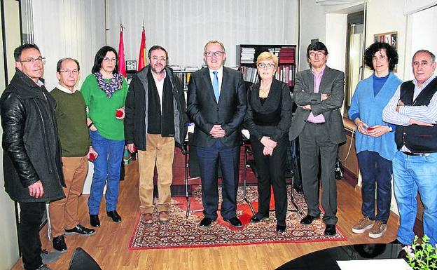 El delegado de la Junta (en el centro), con los empleados públicos distinguidos por sus años de servicio. 