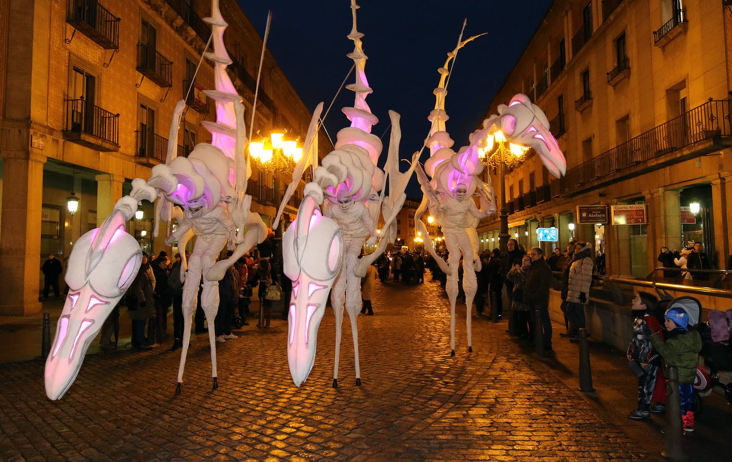 Tres grandes pájaros blancos, de ojos de diferentes colores y altura superior a los cinco metros, lideraron el pasacalles