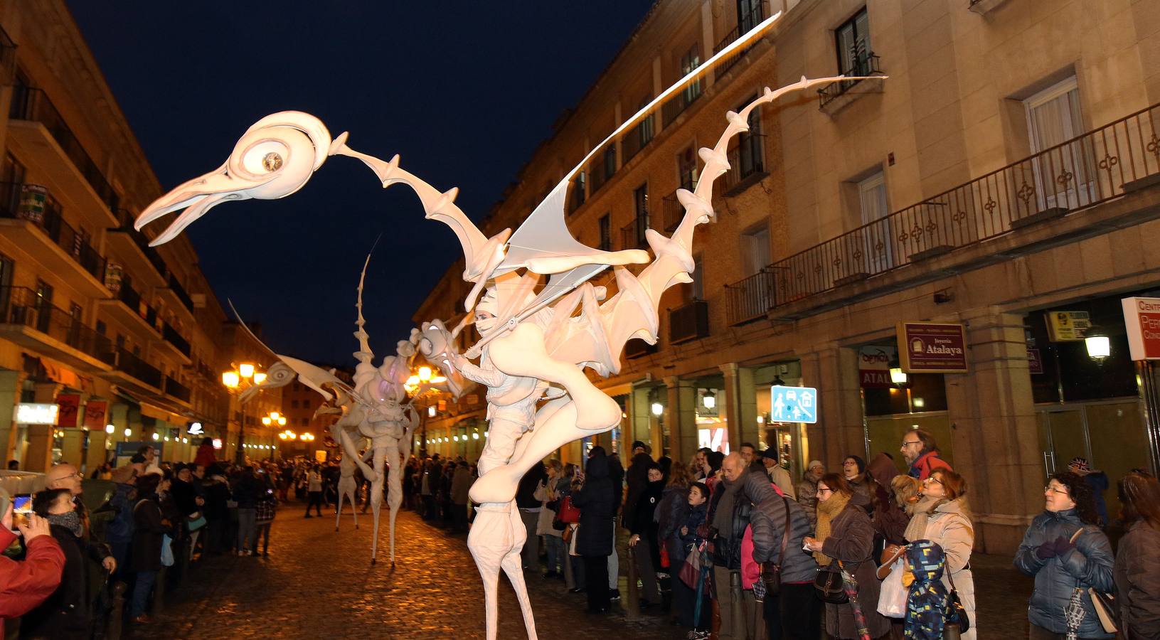 Tres grandes pájaros blancos, de ojos de diferentes colores y altura superior a los cinco metros, lideraron el pasacalles