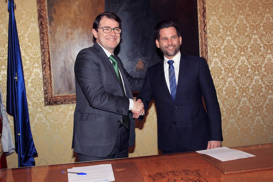 El alcalde, Alfonso Fernández Mañueco, y el portavoz de C’s, Alejandro González Bueno, en la firma del acuerdo de los presupuestos. 