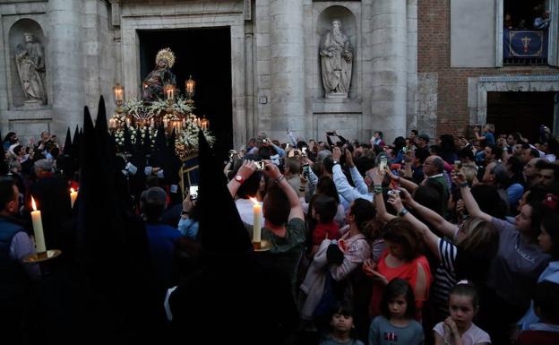 Procesión del Encuentro de la Santísima Virgen con su Hijo en la calle de la Amargura. 