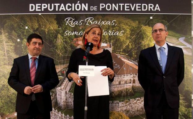 Javier Iglesias (derecha), durante el acto de ayer. 