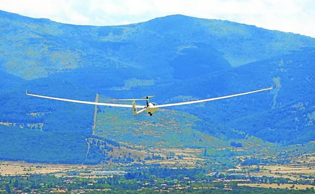 Un velero realiza una expedición con la sierra de Guadarrama como fondo. 