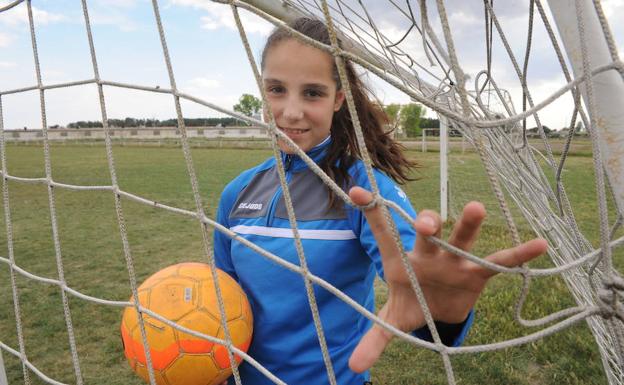Marta, la niña futbolista de Zarzuela del Pinar, el pasado mes de junio. 