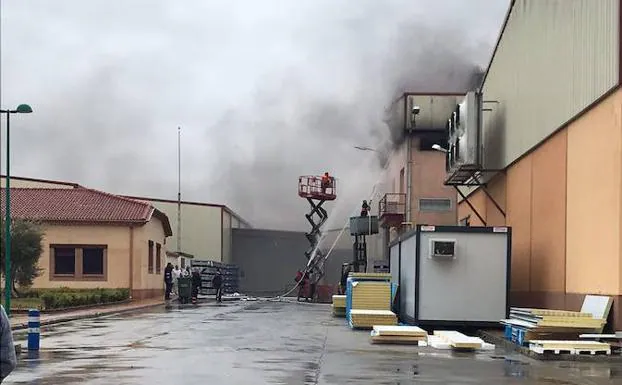 Los bomberos trabajan en la extinción del incendio. 