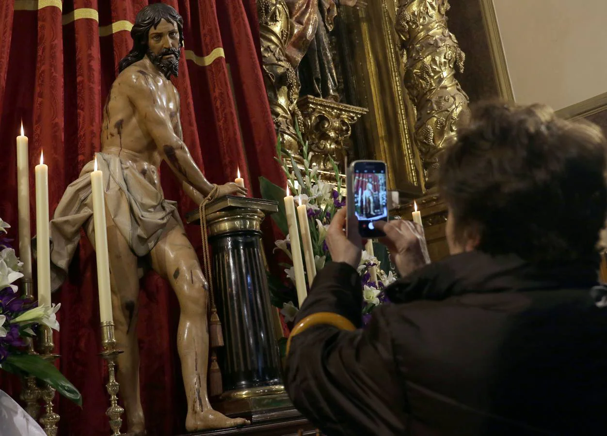 Cientos de devotos rinden culto a Jesús Atado a la Columna el Miércoles de Ceniza, en el inicio de la Cuaresma