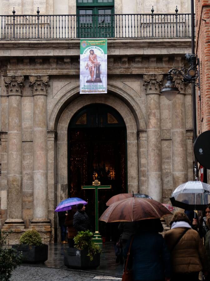 Cientos de devotos rinden culto a Jesús Atado a la Columna el Miércoles de Ceniza, en el inicio de la Cuaresma