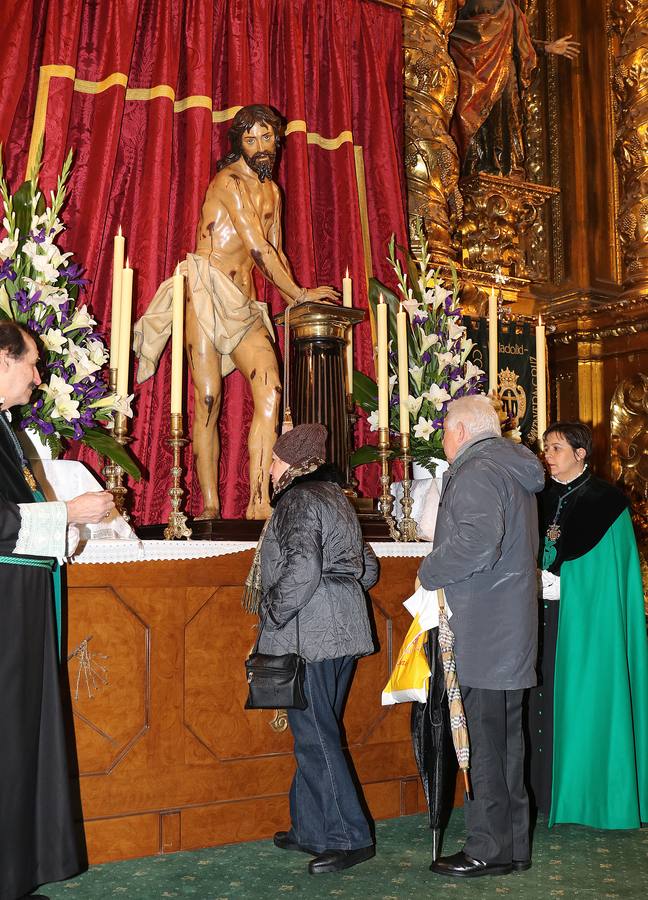 Cientos de devotos rinden culto a Jesús Atado a la Columna el Miércoles de Ceniza, en el inicio de la Cuaresma