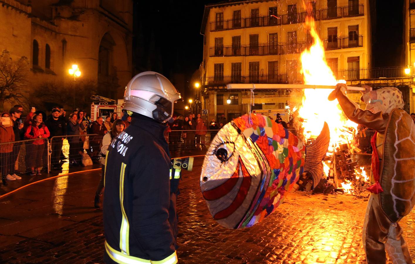Las dulzainas de varios miembros de la Escuela de Dulzaina amenizaron el acto fúnebre