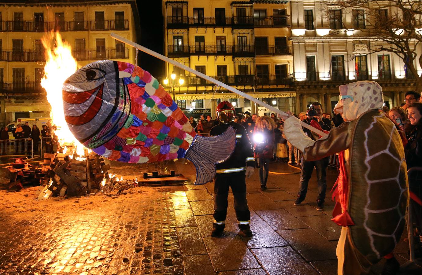 Las dulzainas de varios miembros de la Escuela de Dulzaina amenizaron el acto fúnebre