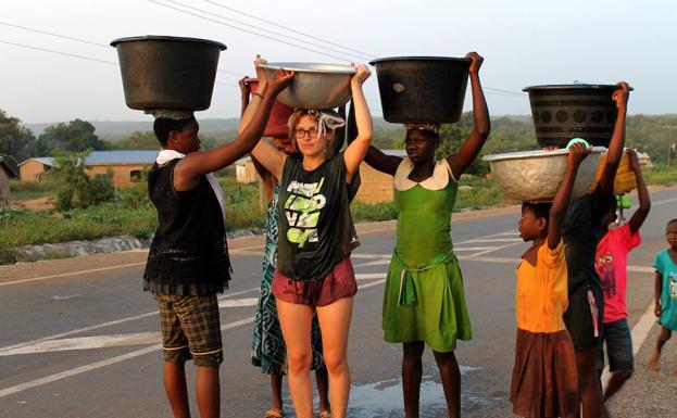 Una de las alumnas en prácticas transporta agua junto a los habitantes de Larabanga, en Ghana. 