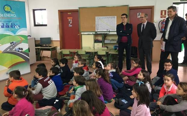 El presidente de la Diputación, Javier Iglesias, durante su visita de ayer a Castellanos de Moriscos. 