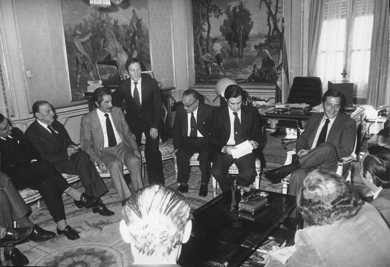 Juan Manuel Reol Tejada y otros miembros del Consejo General de Castilla y León durante una reunión con Adolfo Suárez.