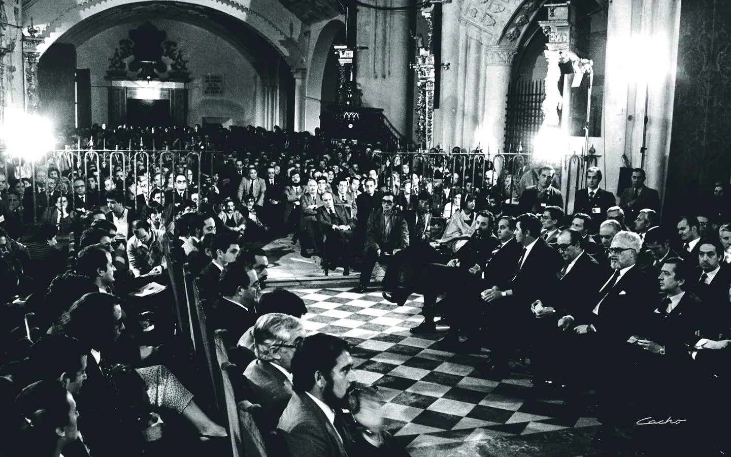 Los grupos parlamentarios socialista y popular -izquierda y derecha-, en el Monasterio de Santa Clara de Tordesillas, en la sesión constitutiva de las Cortes, el 21 de mayo de 1983.