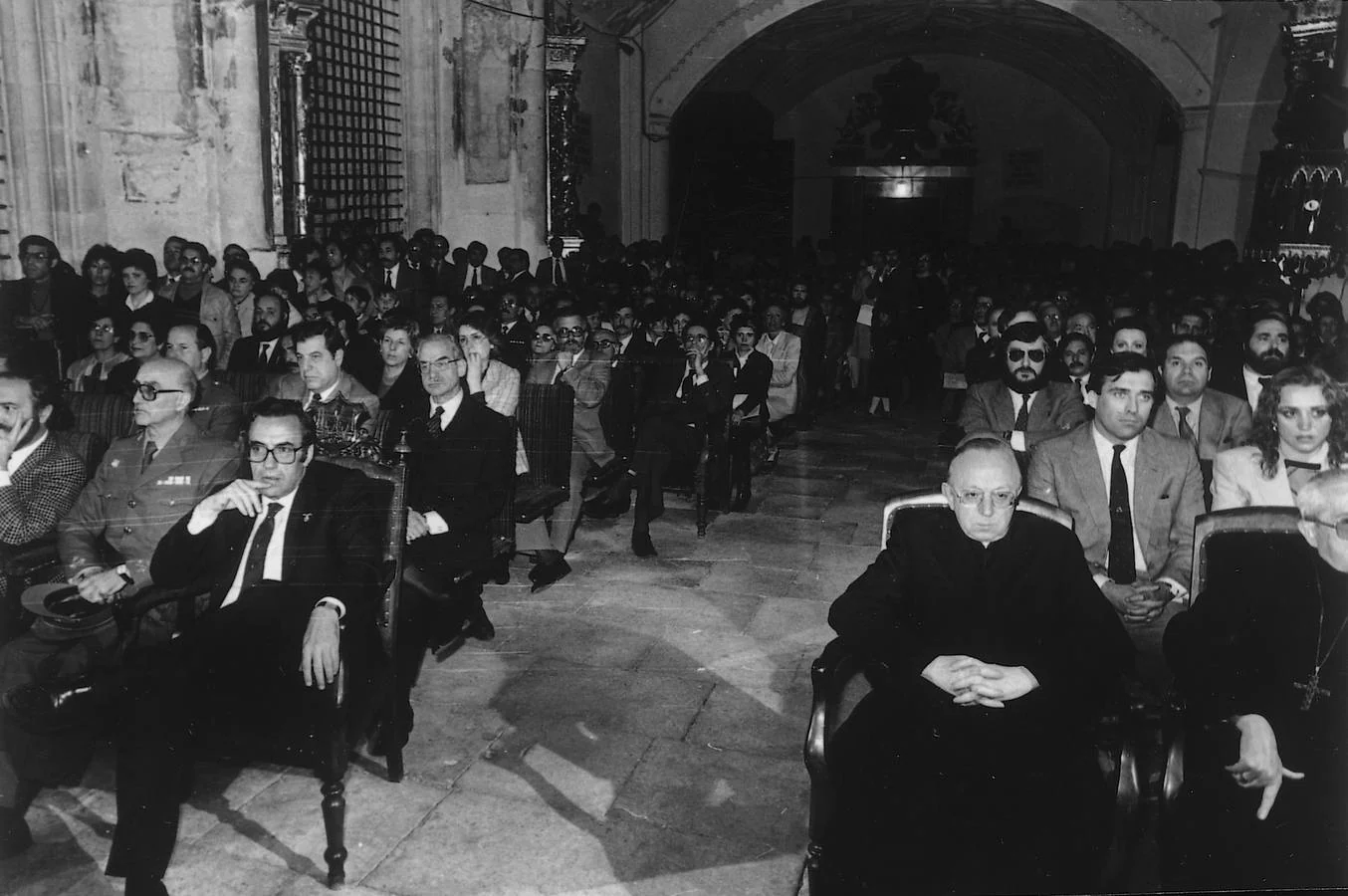 Asistentes a la sesión de investidura de Demetrio Madrid como presidente de la Junta, en Tordesillas el 23 de mayo de 1983.