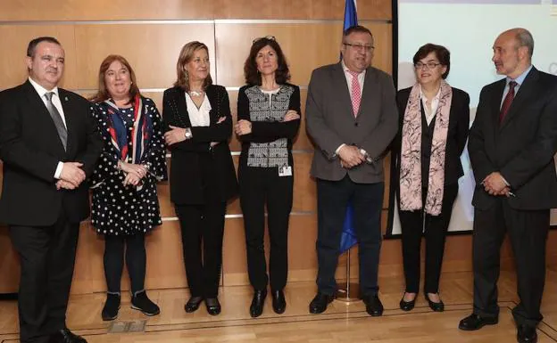 Del Olmo, tercera por la izquierda, en la presentación de la Plataforma de Regiones Carboneras en Transición, este jueves en Madrid.