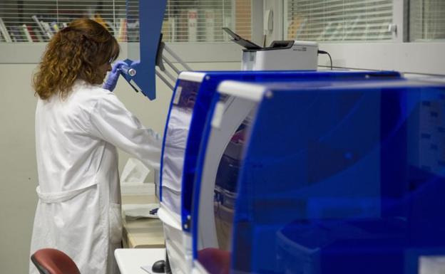 Laboratorio de Microbiología en el Hospital Clínico de Valladolid.