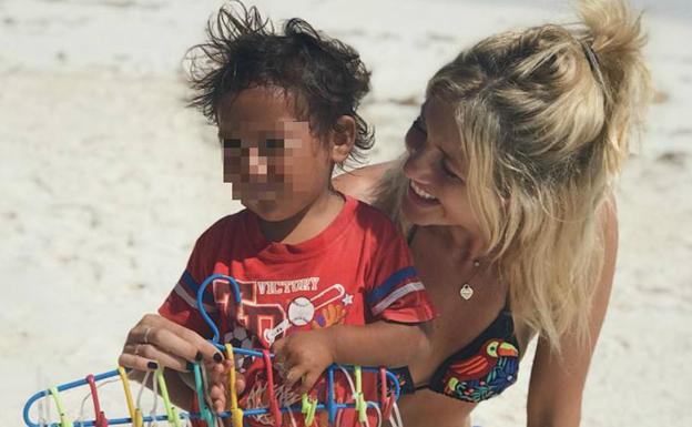 La polémica foto de Stephanie Demner con el niño en las playas de Cancún. 