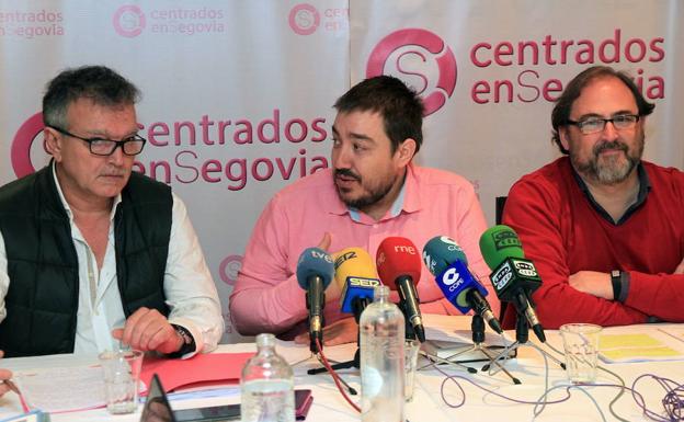 José Luis Santos, Juan Ángel Ruiz y Cosme Aranguren, durante una rueda de prensa. 