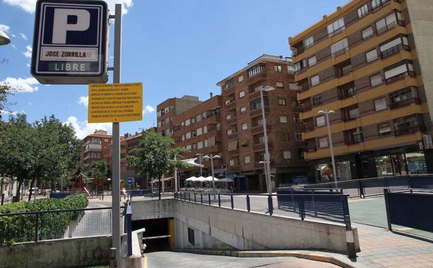 Entrada de vehículos al aparcamiento. 