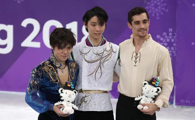 Javier Fernández junto a Uno y Hanyu en el podio de Pyeongchang. 