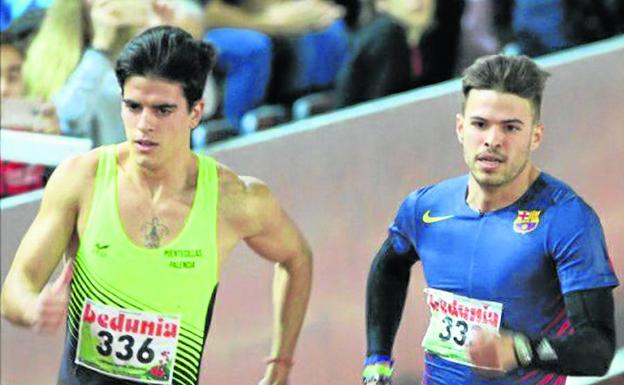 Sergio, a la izquierda, compite con Óscar Husillos en la pista de Salamanca en la prueba de 300 metros. 