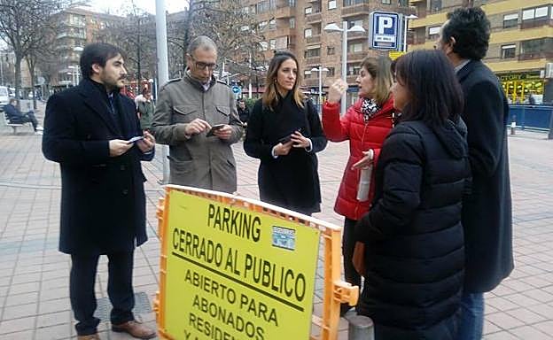 La portavoz del grupo popular, Raquel Fernández, y algunos de sus concejales, durante la campaña organizada para denunciar el cierre del aparcamiento de José Zorrilla. 