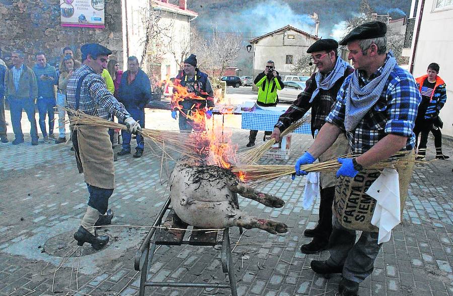 Miembros de la Asociación de Entibadores chamuscan el cerdo. 