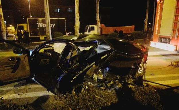 Así quedó el coche en donde viajaban la víctima junto a otras dos personas. 