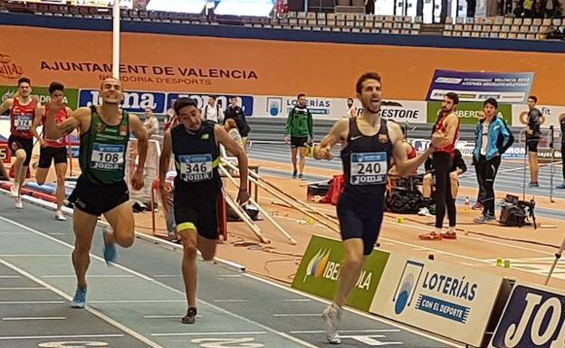 Álvaro de Arriba entra primero en la meta del Nacional de Valencia en los 800 metros. 