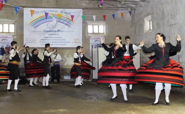 Uno de los bailes ofrecidos en el festival por el grupo de danzas de La Esteva. 