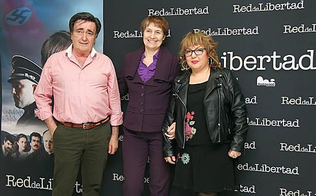 El alcalde, Jesús García, la actriz Assumpta Serna y la concejala de Cultura, Sonia Martín, el viernes en la sala Alfonsa de la Torre. 