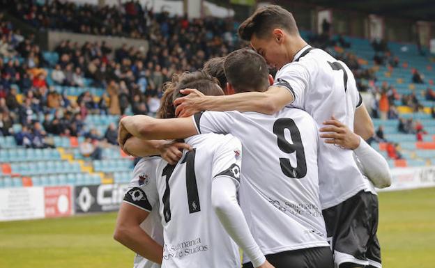 Los jugadores del Salmantino celebran un gol ante el Uxama.