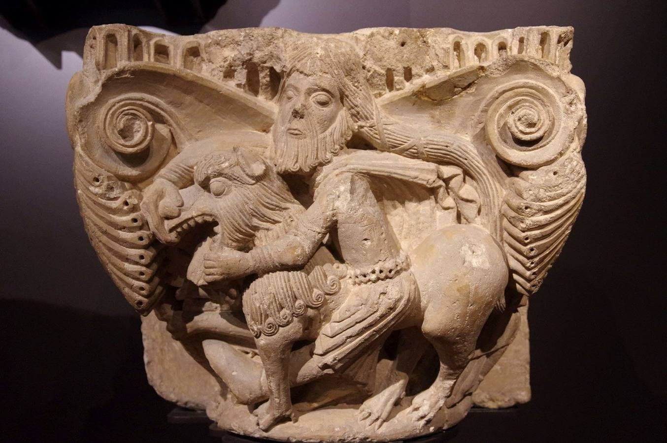 Uno de los capiteles románicos (Sansón luchando con el león) del Monasterio de Santa María la Real de Aguilar de Campoo (Palencia), que se exponen actualmente en el Museo Arqueológico Nacional