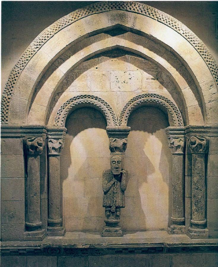 Ventana románica de la iglesia de San Miguel de Tubilla del Agua (Burgos) que alberga el Museo Marés de Barcelona.