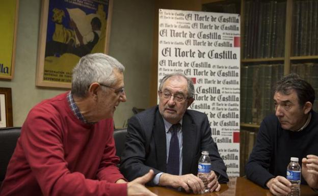 Agustín Prieto, Jesús Quijano y Ángel Hernández, durante la conversación que mantuvieron en la hemeroteca de El Norte de Castilla.