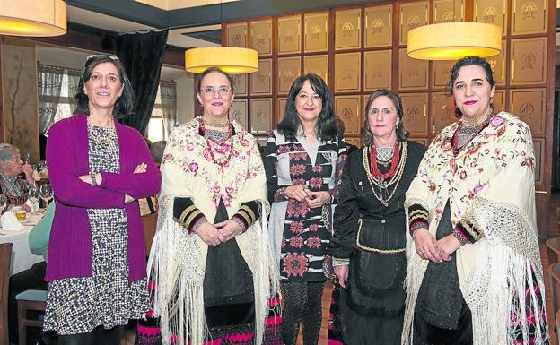 Angélica Tanarro (centro), durante el homenaje tras ser nombrada ‘Mujer del Año’ en el Casino de la Unión.