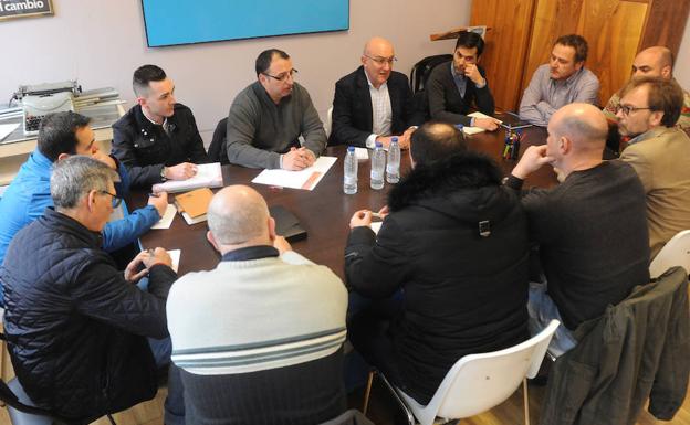 Reunión de Carnero con los representantes de los trabajadores.