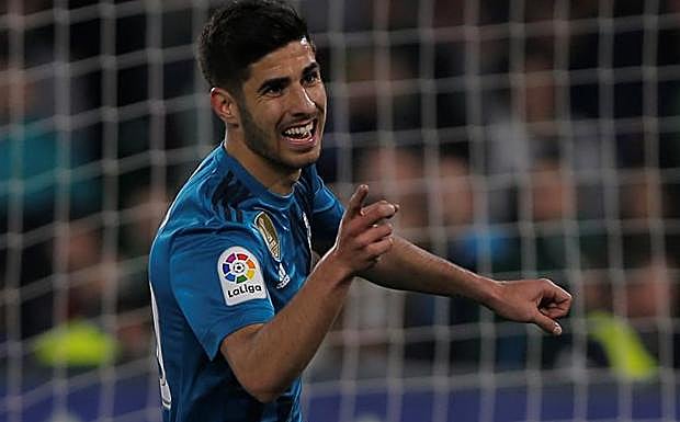 Marco Asensio celebra uno de sus goles ante el Betis. 