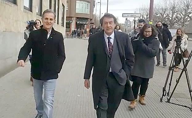Miguel Ángel Álvarez y Javier García Prieto, a su llegada al juzgado.