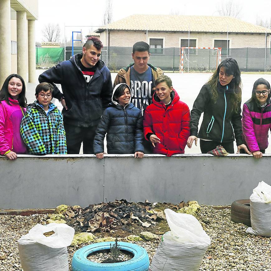 Con la profesora María José Prieto y dos alumnos de la Facultad de Educación en prácticas, en el proyecto de herbolario.