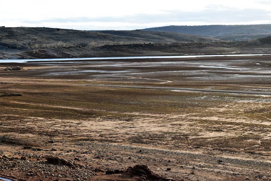 Fotos: Los restos de pueblos aparecidos con la sequía vuelven a sumergirse