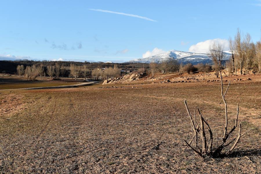 Fotos: Los restos de pueblos aparecidos con la sequía vuelven a sumergirse