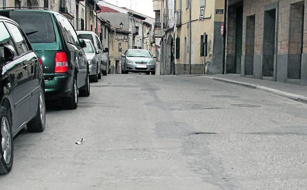 Vista de la calle Segovia, una de las que el PSOE incluye en la lista del plan de asfaltado. 