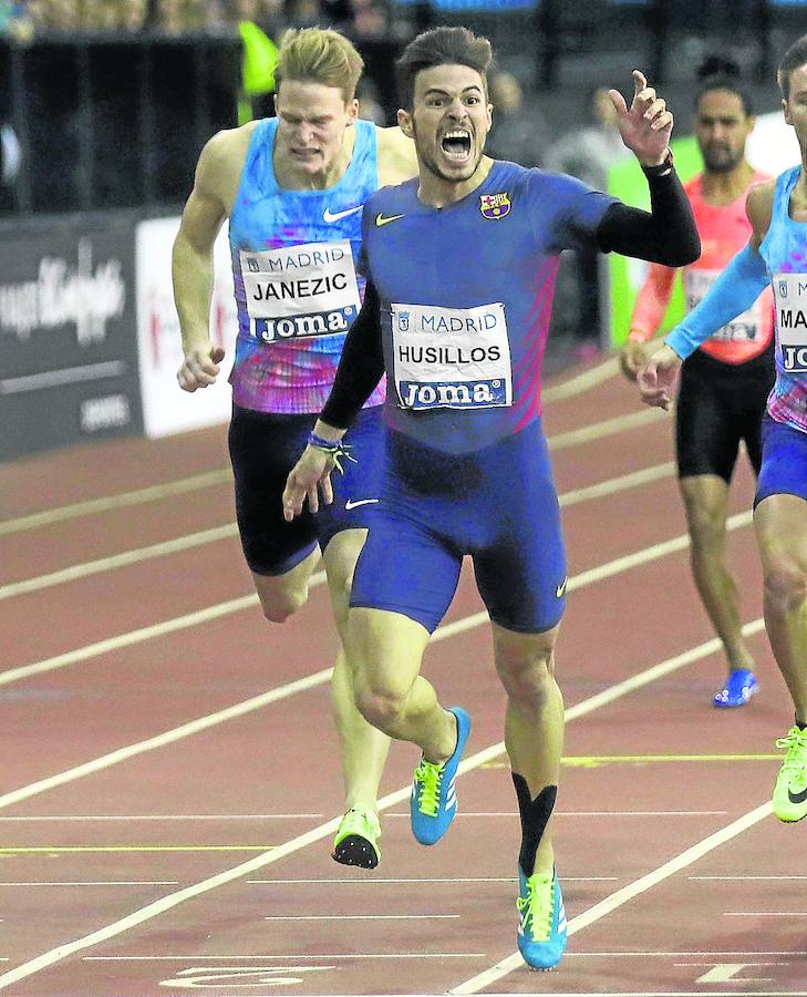 Óscar Husillos cruza la meta en primera posición en Madrid, batiendo el récord de 400 metros.